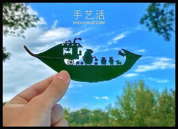 藝術(shù)家精心將復(fù)雜的場景雕刻在樹葉上 -  itrip.net.cn