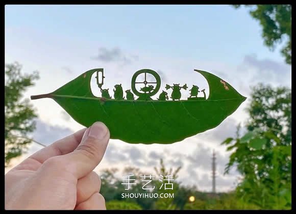 藝術(shù)家精心將復(fù)雜的場景雕刻在樹葉上 -  itrip.net.cn