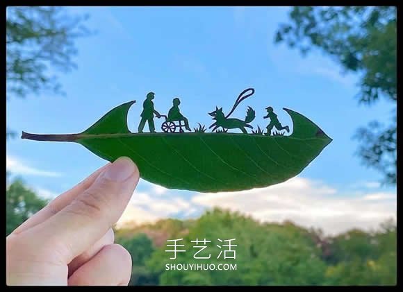 藝術(shù)家精心將復(fù)雜的場景雕刻在樹葉上 -  itrip.net.cn