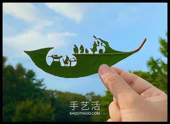 藝術(shù)家精心將復(fù)雜的場景雕刻在樹葉上 -  itrip.net.cn