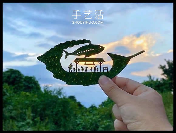 藝術(shù)家精心將復(fù)雜的場景雕刻在樹葉上 -  itrip.net.cn