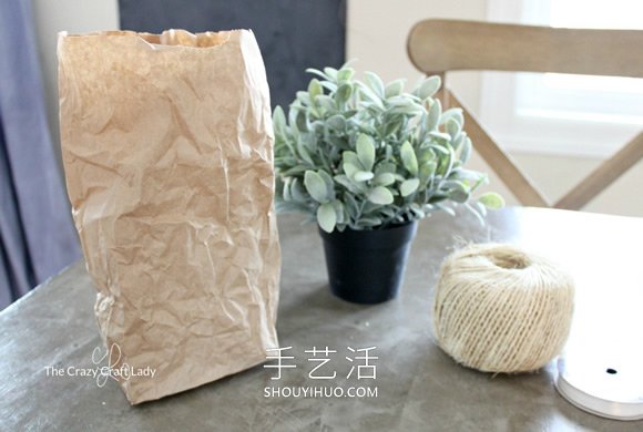 使用牛皮紙袋子制作用于室內(nèi)綠化的紙花盆 -  itrip.net.cn